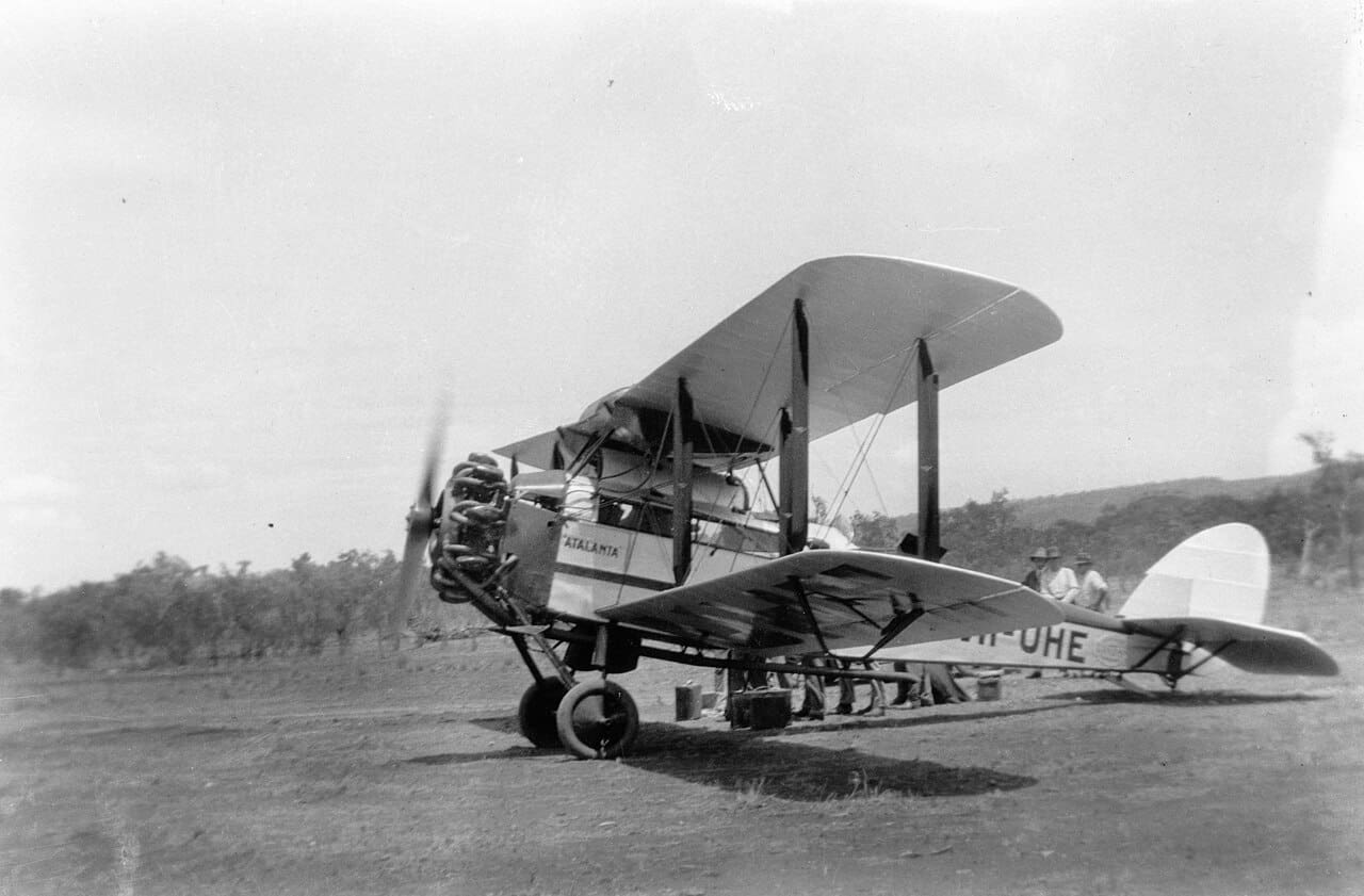 Public domain image By Unknown author - State Library of Queensland, Photo of a DeHavilland_DH50_biplane Public Domain, https://commons.wikimedia.org/w/index.php?curid=4144025